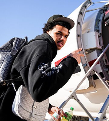 Razorbacks look for rare sweep of LSU, keep pace in SEC standings Arkansas Razorbacks big man Malique Ewin boards plane for LSU.