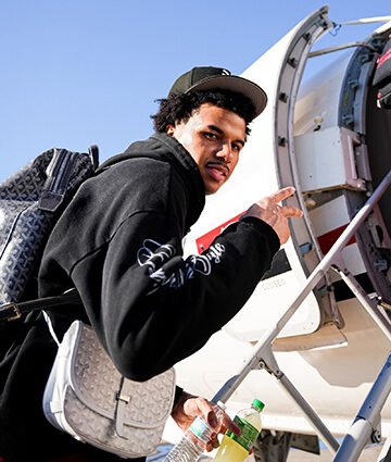 Arkansas Razorbacks big man Malique Ewin boards plane for LSU.
