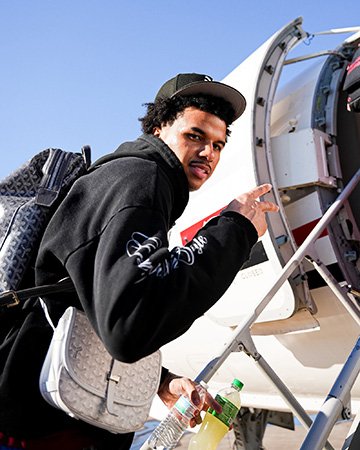 Razorbacks look for rare sweep of LSU, keep pace in SEC standings Arkansas Razorbacks big man Malique Ewin boards plane for LSU.